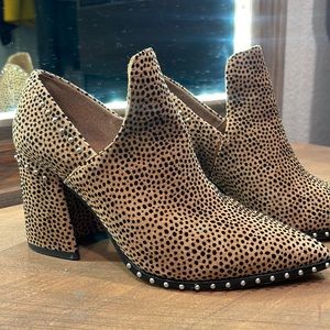 Gianni Bini leopard booties